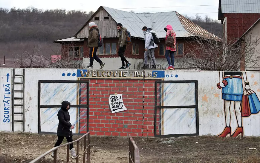 5 superlecturi de weekend.  De la asistenta medicală care rupe tăcerea despre problemele din spital până la Dallas, cartierul pus la zid