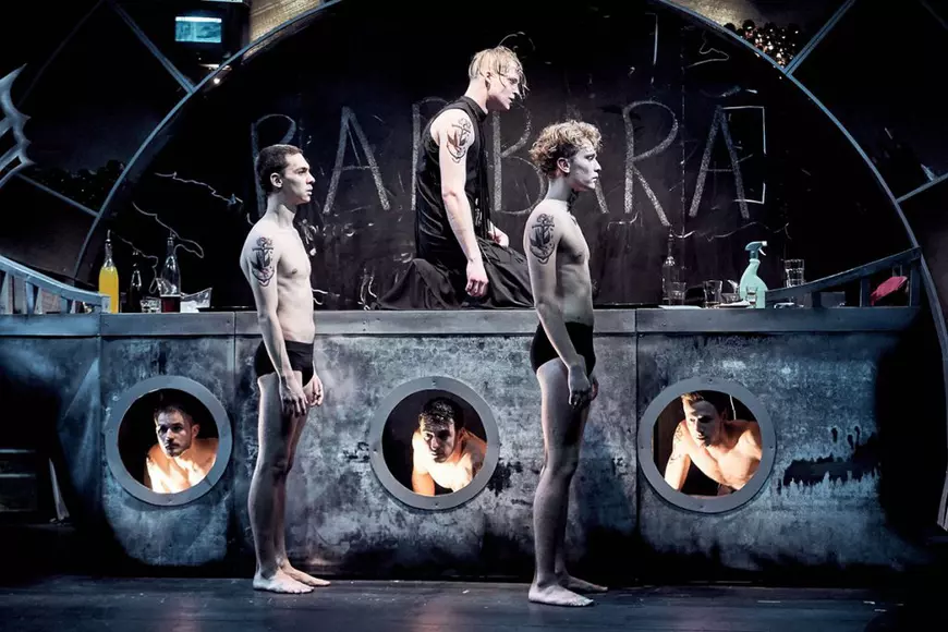 Recomandările culturale ale săptămânii. În «Tipografic majuscul», povestea lui Mugur Călinescu, băiatul care a cerut dreptul la libertate pentru o țară întreagă