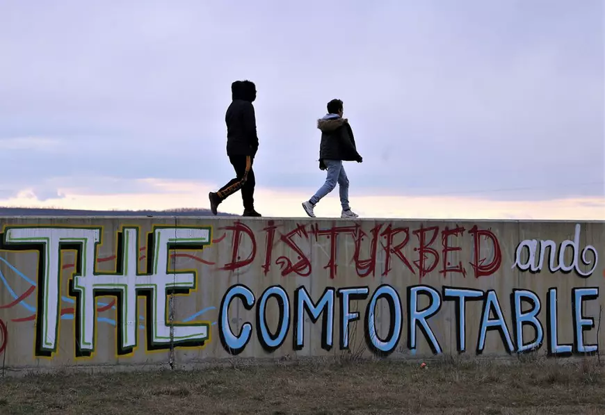 Dallas, cartierul pus la zid: “Ne-au zidit aicea ca la Berlin!” Copiii din cel mai tânăr cartier al Iașiului merg pe un zid ca să ajungă la școală