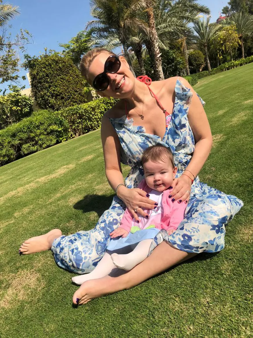 Și-a sărbătorit fiica de 6 luni în Dubai! Sandra Stoicescu a avut curaj să zboare timp de cinci ore cu bebelușul