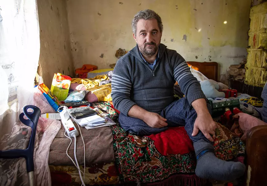 Ce ascundea cazul „emoționant” al unui tată fără un picior care „se chinuia să-și crească cei șase copii”. Își viola fata cea mare, iar casa donată de Gigi Becali a ajuns o ruină