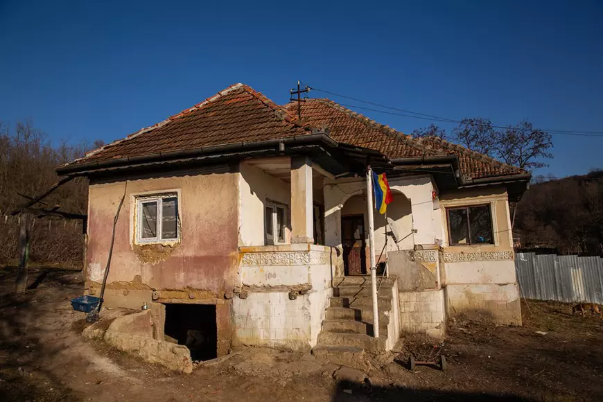 Ce ascundea cazul „emoționant” al unui tată fără un picior care „se chinuia să-și crească cei șase copii”. Își viola fata cea mare, iar casa donată de Gigi Becali a ajuns o ruină