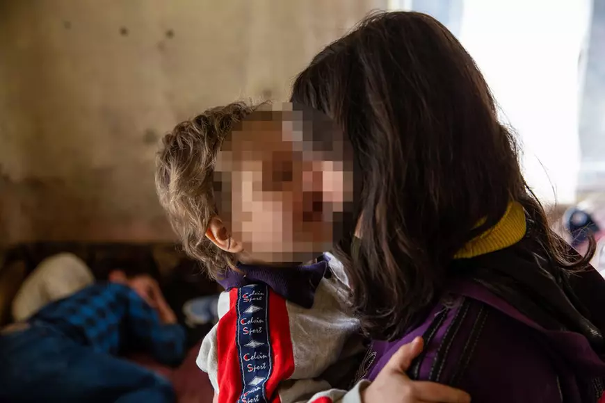 Ce ascundea cazul „emoționant” al unui tată fără un picior care „se chinuia să-și crească cei șase copii”. Își viola fata cea mare, iar casa donată de Gigi Becali a ajuns o ruină