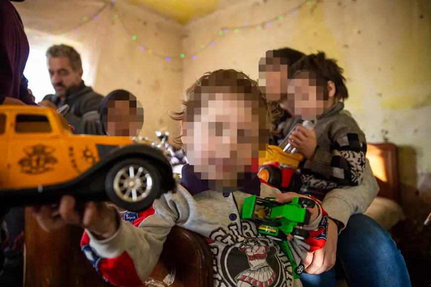 Ce ascundea cazul „emoționant” al unui tată fără un picior care „se chinuia să-și crească cei șase copii”. Își viola fata cea mare, iar casa donată de Gigi Becali a ajuns o ruină