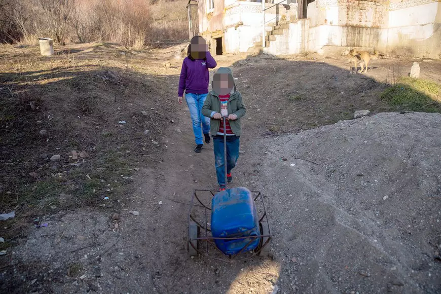 Ce ascundea cazul „emoționant” al unui tată fără un picior care „se chinuia să-și crească cei șase copii”. Își viola fata cea mare, iar casa donată de Gigi Becali a ajuns o ruină