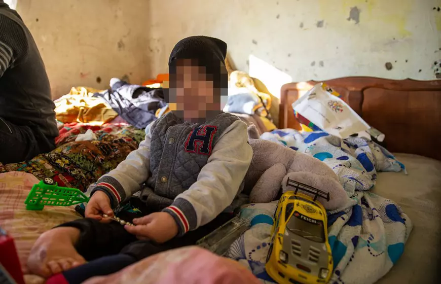 Ce ascundea cazul „emoționant” al unui tată fără un picior care „se chinuia să-și crească cei șase copii”. Își viola fata cea mare, iar casa donată de Gigi Becali a ajuns o ruină