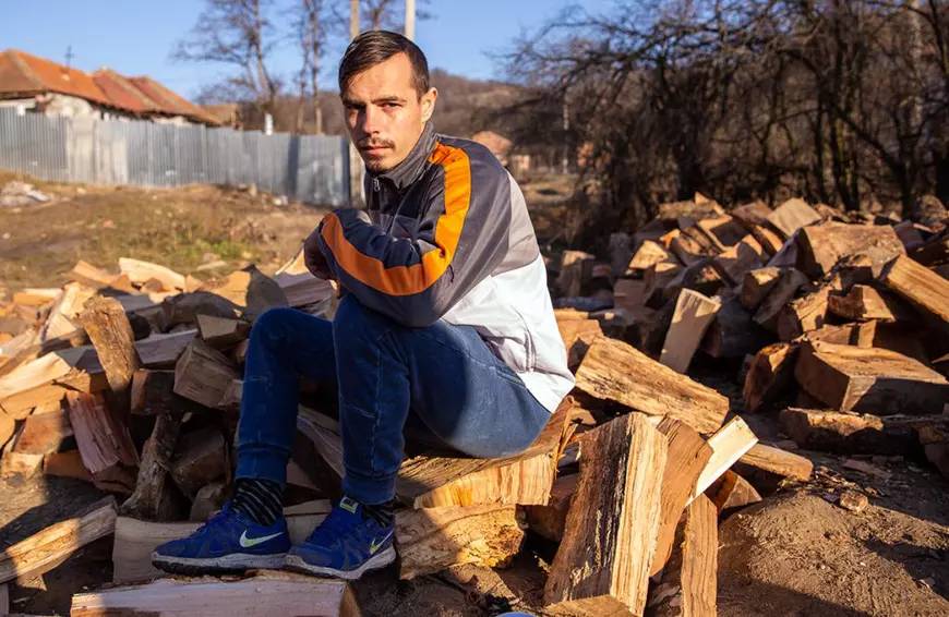 Ce ascundea cazul „emoționant” al unui tată fără un picior care „se chinuia să-și crească cei șase copii”. Își viola fata cea mare, iar casa donată de Gigi Becali a ajuns o ruină