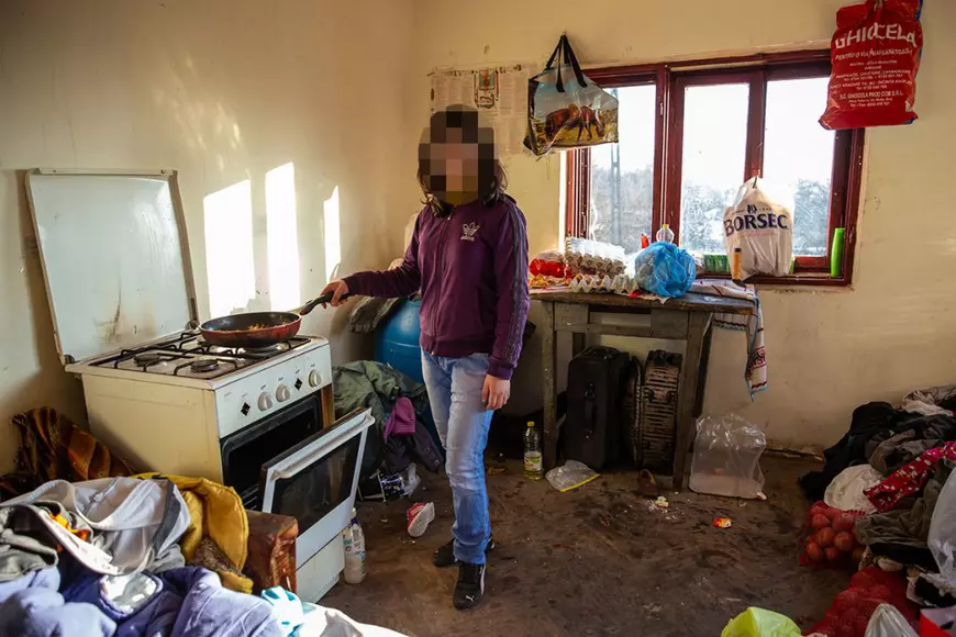 Ce ascundea cazul „emoționant” al unui tată fără un picior care „se chinuia să-și crească cei șase copii”. Își viola fata cea mare, iar casa donată de Gigi Becali a ajuns o ruină