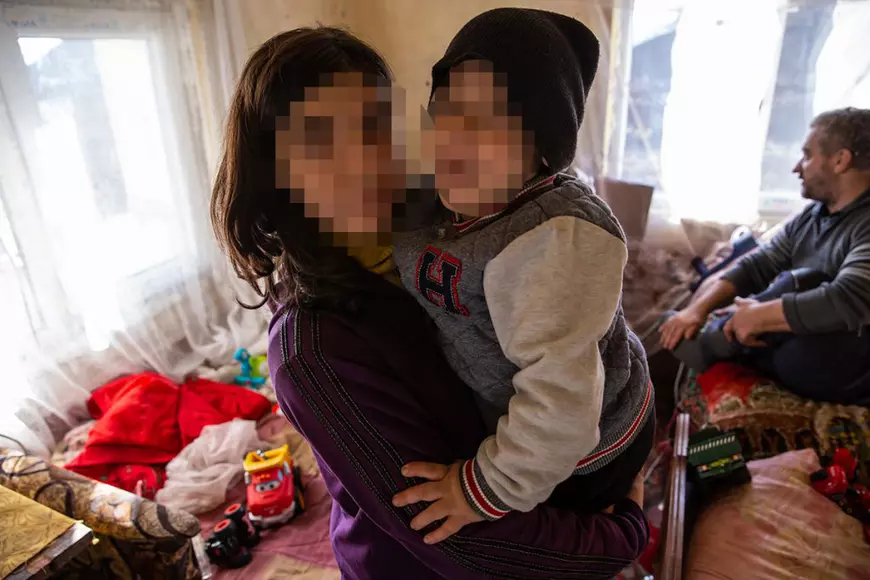 Ce ascundea cazul „emoționant” al unui tată fără un picior care „se chinuia să-și crească cei șase copii”. Își viola fata cea mare, iar casa donată de Gigi Becali a ajuns o ruină