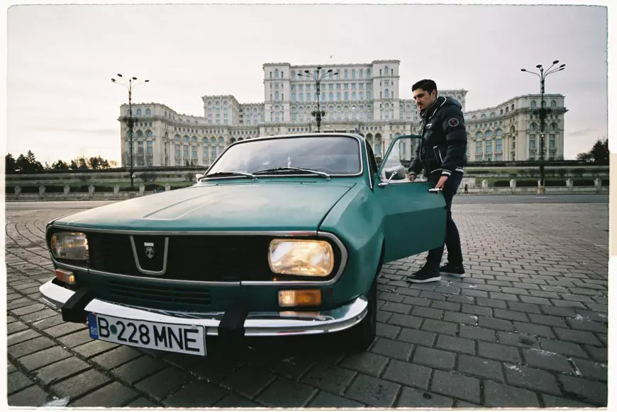 FOTOREPORTAJ | Povestea de dragoste dintre un tânăr de 21 de ani și Zaritza, o Dacie 1.300 de două ori mai bătrână: “Toată viața am visat să am Dacia mea!”