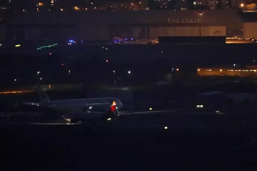 FOTO/VIDEO | Momentul în care avionul Air Canada cu grave probleme tehnice aterizează de urgență pe aeroportul din Madrid