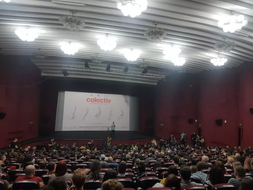 Sute de oameni păstrează liniștea, în sală, cât curge genericul de final al filmului ”Colectiv” și apoi nu vor să plece unul de lângă celălalt