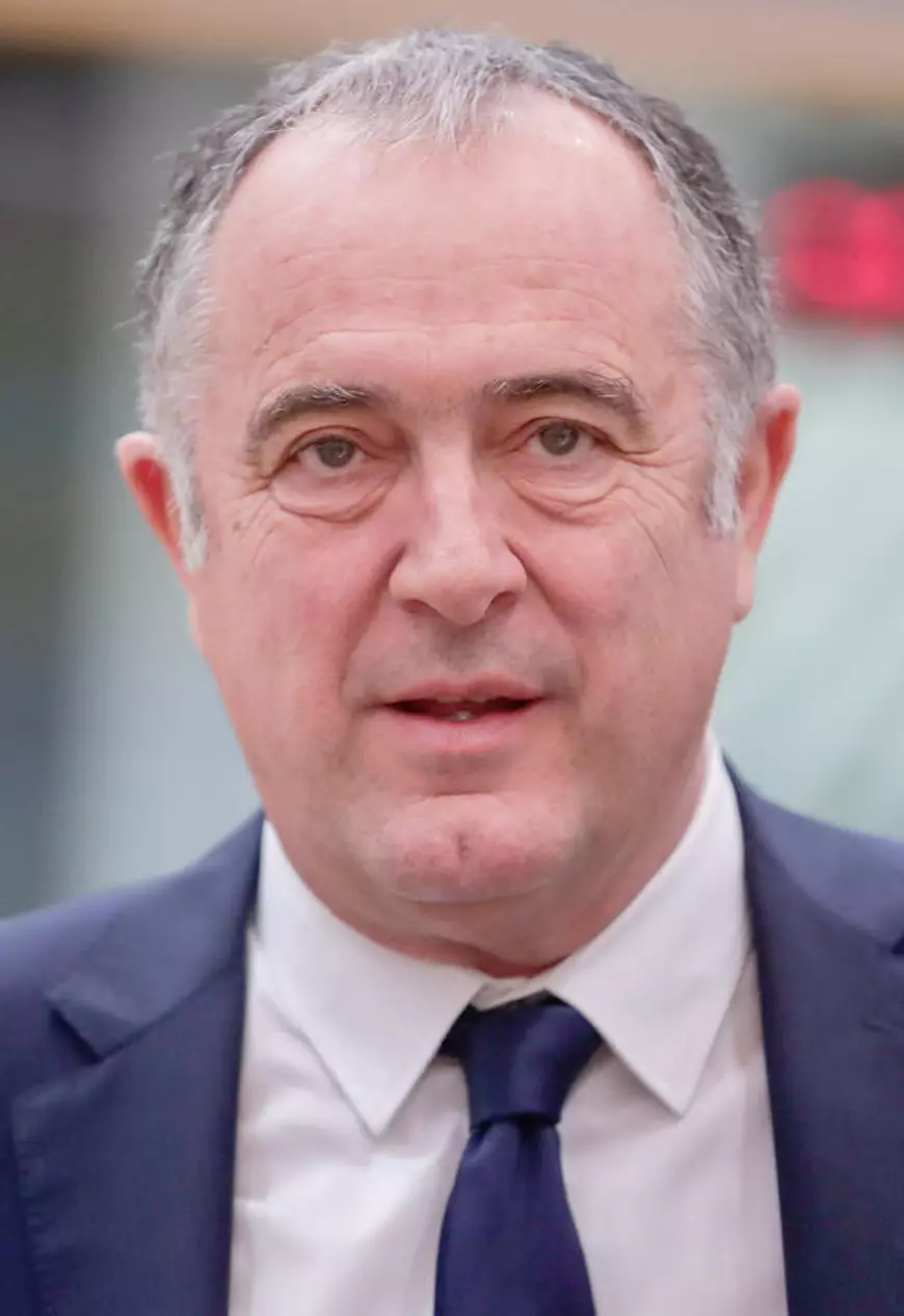 Franța interzice uciderea de vii a milioane de pui de găină