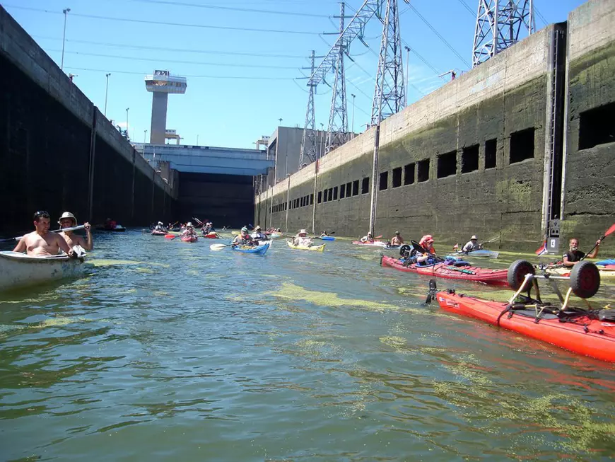 “Legendarul”, primul român care a străbătut Dunărea cu caiac construit în grădină. Răzvan e montaniard, pescar, bucătar, oenolog, parapantist și artist de circ!