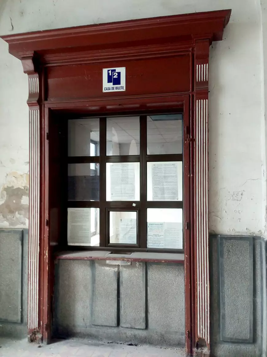Gările Sucevei. Cum a ajuns un monument istoric, carte de vizită a României lui Carol I, într-o stare de degradare „probabil iremediabilă”. Prinsă între ”proiecte” grandioase ale SNCFR și combinații locale