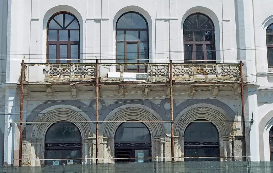 Gările Sucevei. Cum a ajuns un monument istoric, carte de vizită a României lui Carol I, într-o stare de degradare „probabil iremediabilă”. Prinsă între ”proiecte” grandioase ale SNCFR și combinații locale