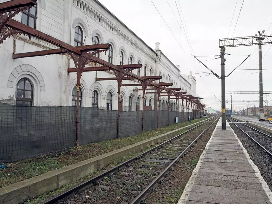 Gările Sucevei. Cum a ajuns un monument istoric, carte de vizită a României lui Carol I, într-o stare de degradare „probabil iremediabilă”. Prinsă între ”proiecte” grandioase ale SNCFR și combinații locale