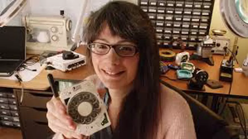 Concurenţă pentru telefoanele "deştepte": o ingineră din SUA a inventat telefonul "prostănac"