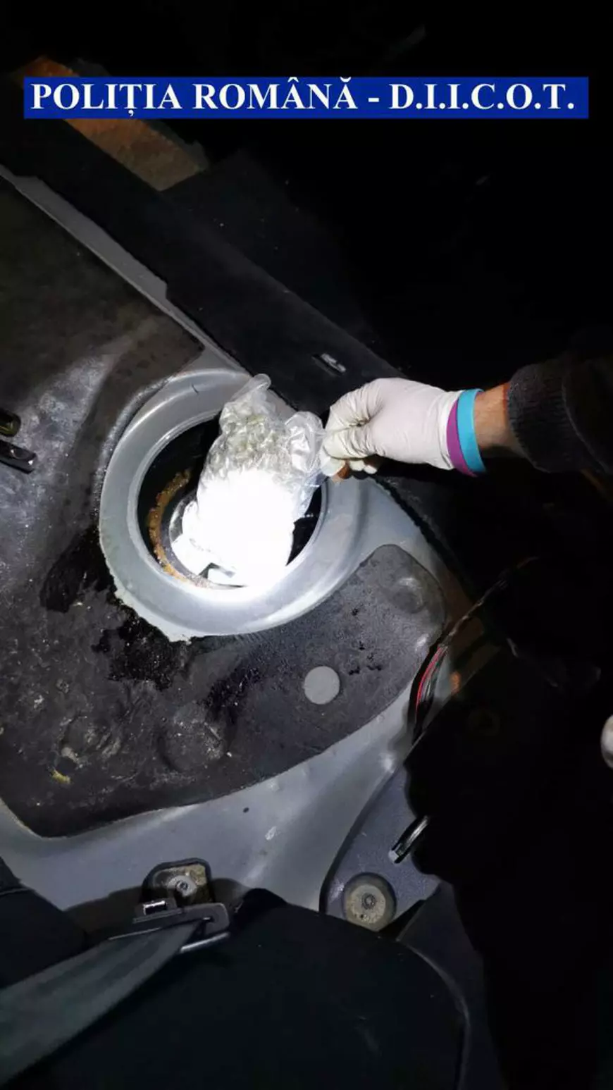 47 de pachete de canabis găsite în rezervorul mașinii. Mașina se îndrepta spre Republica Moldova