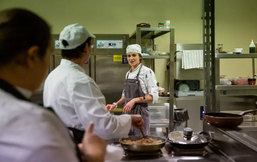 Pariul Mădălinei: primul restaurant din România unde nimic nu se aruncă, totul se transformă. Ce gust au chipsurile din zaț de cafea și piureul din coji de mere?