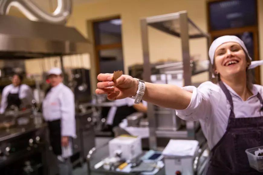 Pariul Mădălinei: primul restaurant din România unde nimic nu se aruncă, totul se transformă. Ce gust au chipsurile din zaț de cafea și piureul din coji de mere?