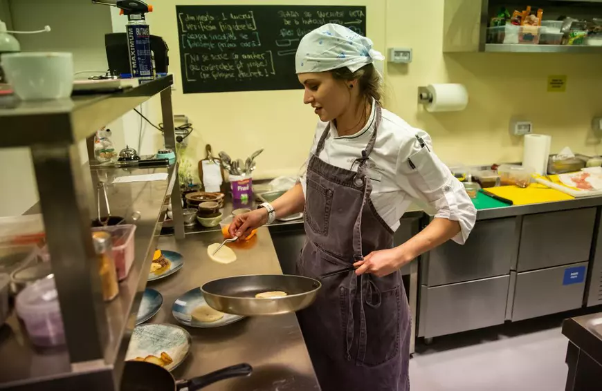 Pariul Mădălinei: primul restaurant din România unde nimic nu se aruncă, totul se transformă. Ce gust au chipsurile din zaț de cafea și piureul din coji de mere?