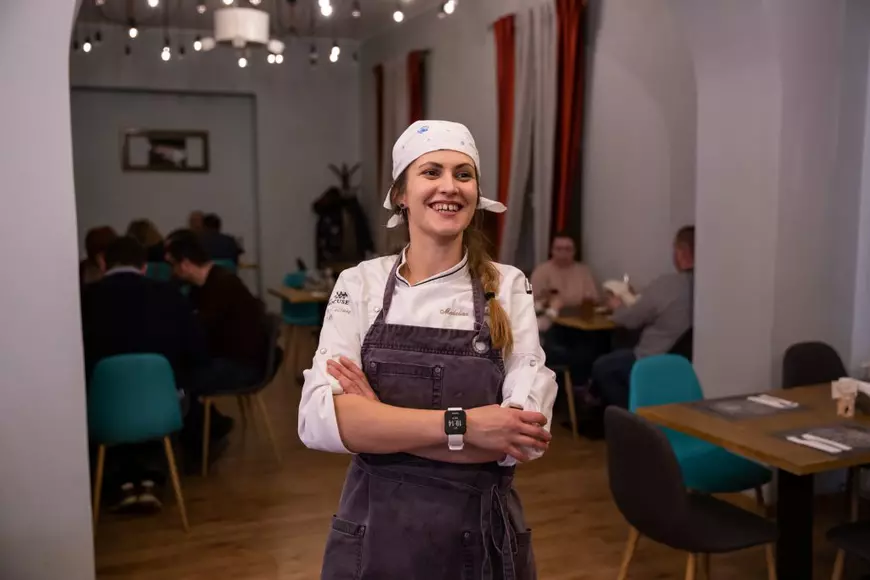 Pariul Mădălinei: primul restaurant din România unde nimic nu se aruncă, totul se transformă. Ce gust au chipsurile din zaț de cafea și piureul din coji de mere?