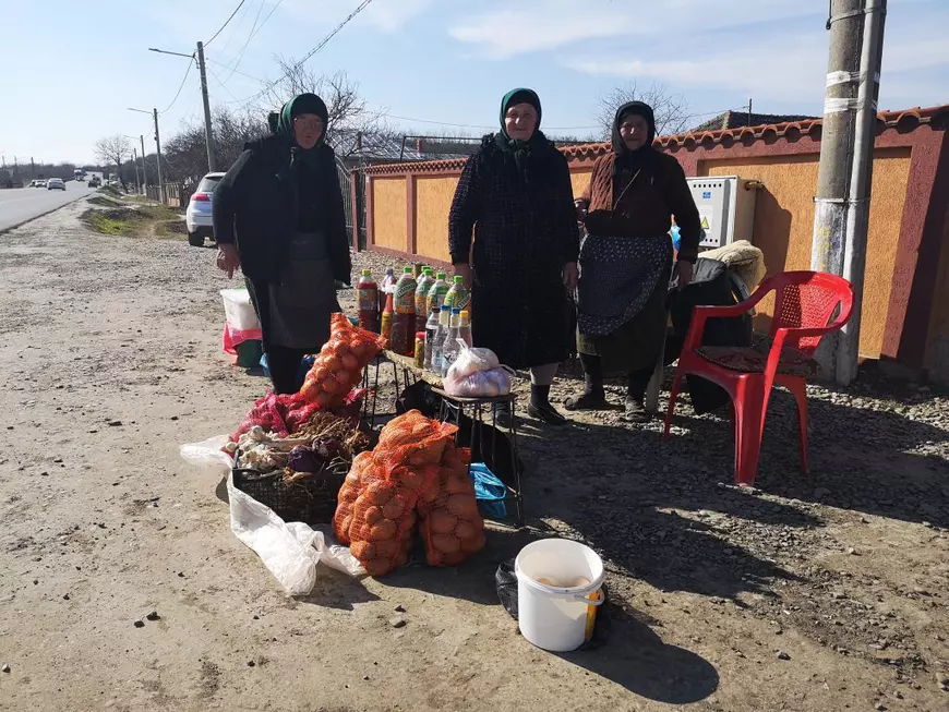 Românii de la sat nu se sperie de coronavirus: "Se stinge cu ţuiculiţă!"