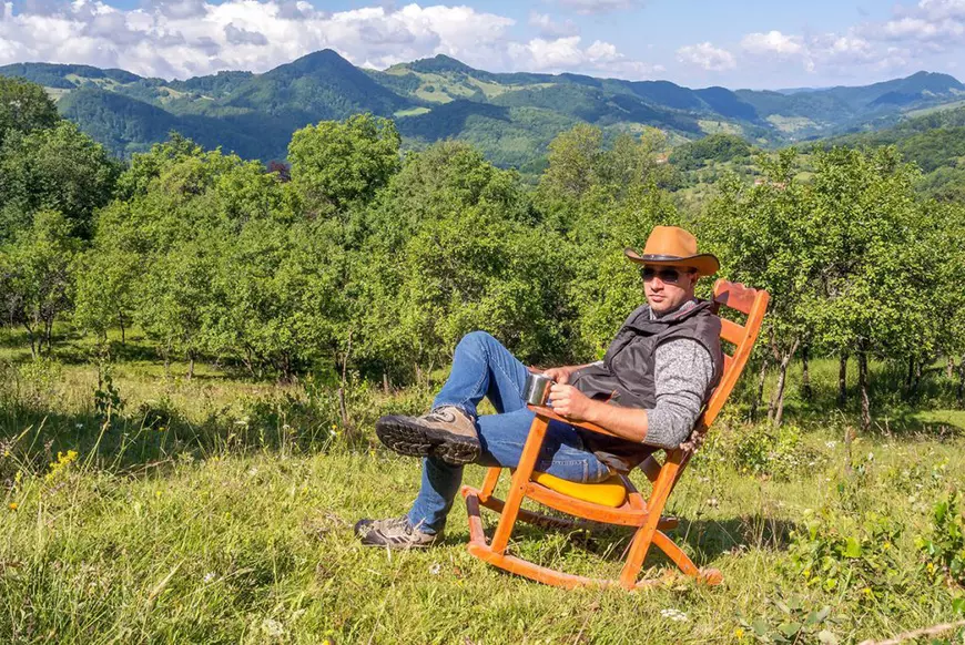 Din Londra, în cătunul Tarnița din Apuseni! Un român a dat traiul de corporatist din Anglia pe viața la țară în România. „Localnicii ar fi pariat că în satul lor n-o să mai vină nimeni”