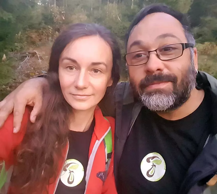 Viața fără supermarket: o româncă și un spaniol emigrat în România îi învață pe oameni ce plante sălbatice să culeagă ca să se hrănească: „Pădurea e casa noastră, nu orașul”