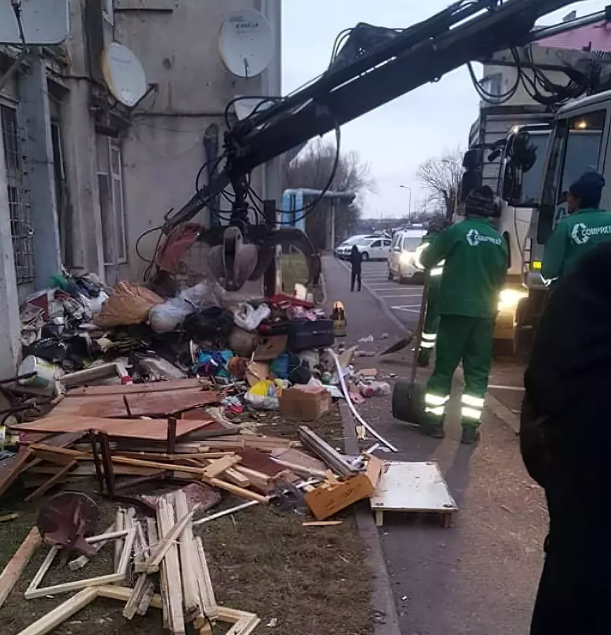 Locatari amendați după ce i-au scos unui brașovean două camioane de gunoi dintr-o cameră