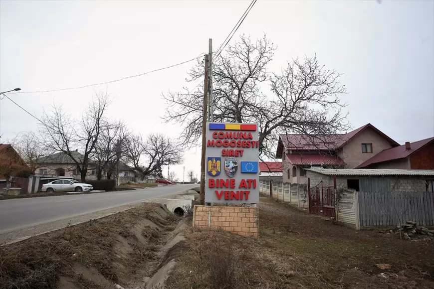 Am fost la Mogoșești, localitatea unde primarul a plătit ca să facă sex cu minore, chiar în sediul primăriei. Sătenii îl apără: „El e Trump al nostru!”