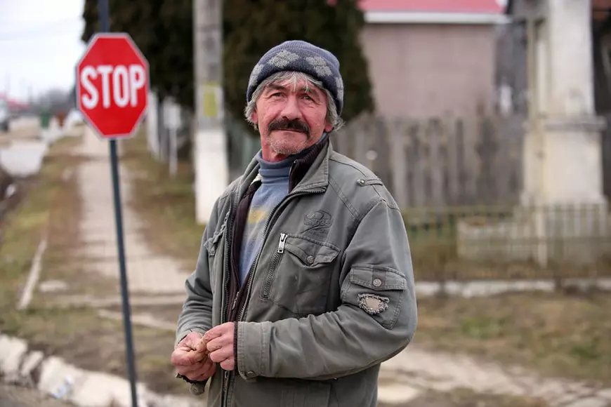 Am fost la Mogoșești, localitatea unde primarul a plătit ca să facă sex cu minore, chiar în sediul primăriei. Sătenii îl apără: „El e Trump al nostru!”