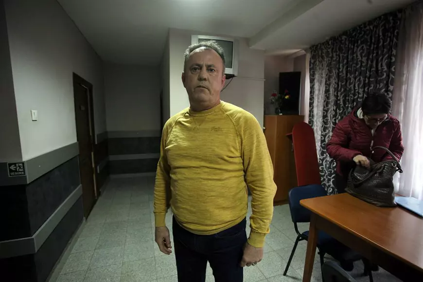 Am fost la Mogoșești, localitatea unde primarul a plătit ca să facă sex cu minore, chiar în sediul primăriei. Sătenii îl apără: „El e Trump al nostru!”