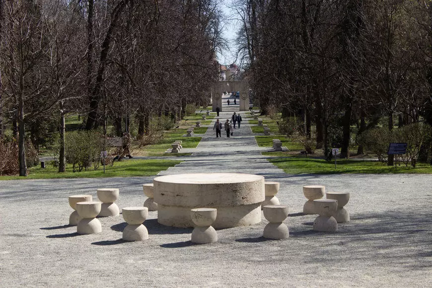 Operele lui Brâncuși - Masa Tăcerii