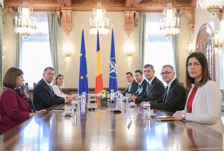 UPDATE | Consultări la Cotroceni, pentru desemnarea unui nou premier. USR l-a propus pe Dacian Cioloş, PMP îl susţine pe Cristian Diaconescu. Ponta spune că el poate face majoritate