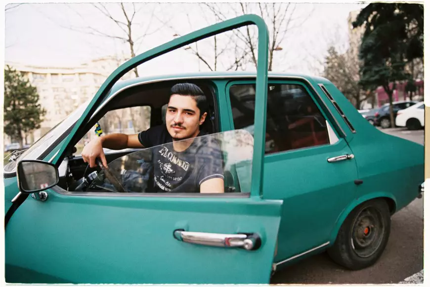 FOTOREPORTAJ | Povestea de dragoste dintre un tânăr de 21 de ani și Zaritza, o Dacie 1.300 de două ori mai bătrână: “Toată viața am visat să am Dacia mea!”