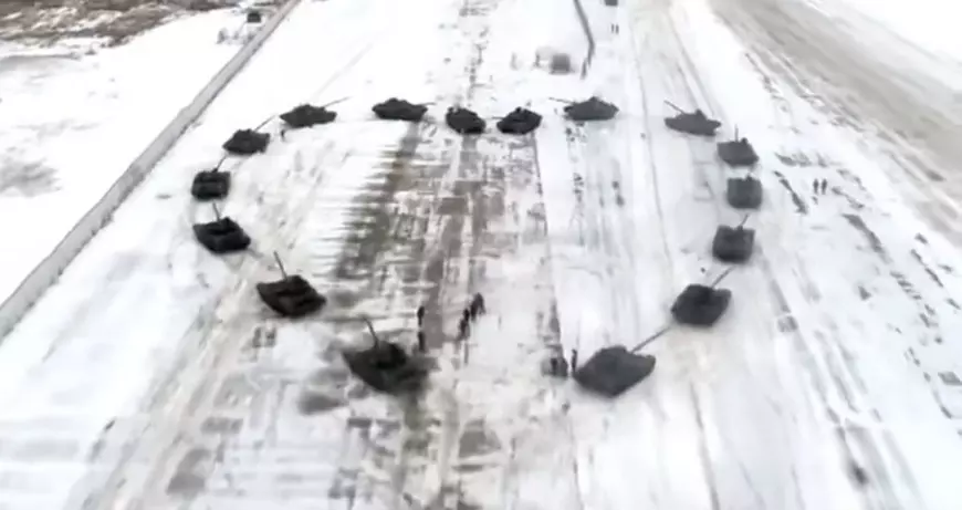 Imagini bizare în Rusia: un militar și-a cerut iubita în căsătorie cu o formație de tancuri așezate în formă de inimă