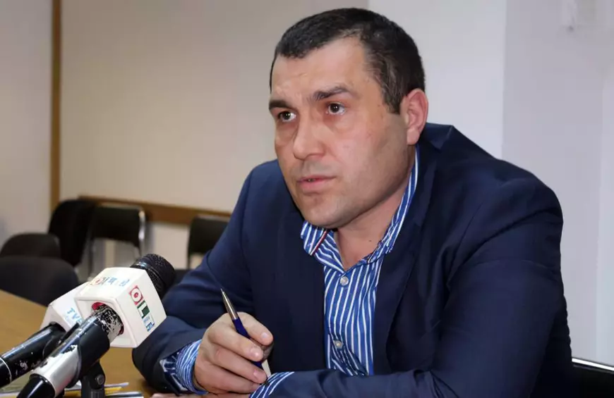 Nepotul secretarului general  PSD, Paul Stănescu, e acuzat că mușamalizează deversările ilegale de la ferma de porci a tatălui său, exact lângă puțurile de apă ale Slatinei