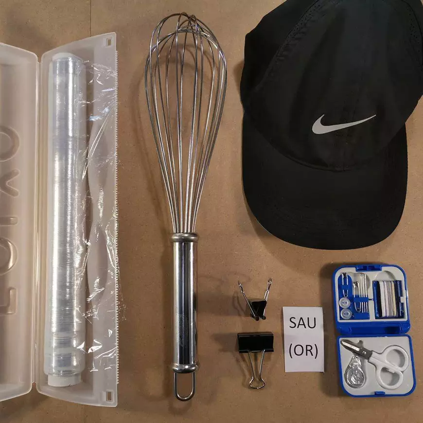 Un tânăr care a făcut viziere pentru medici te învață cum să-ți confecționezi singur una cu doar patru elemente