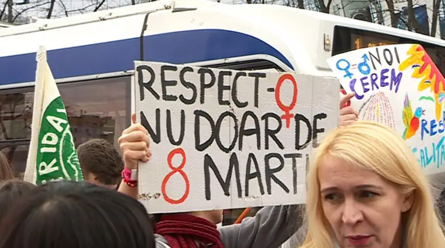 Fiecare a cincea femeie din Republica Moldova e hărțuită la locul de muncă. Sute de persoane au cerut în stradă oprirea violenței și a sexismului