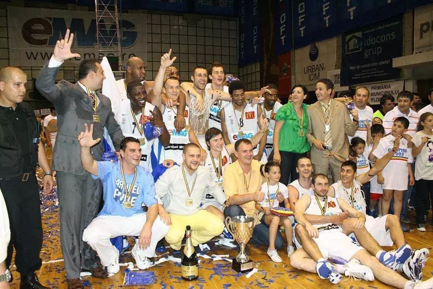 Idei bune. Doi campioni de baschet ai României, stabiliți în Dubai, au făcut un program de e-learning pentru copii