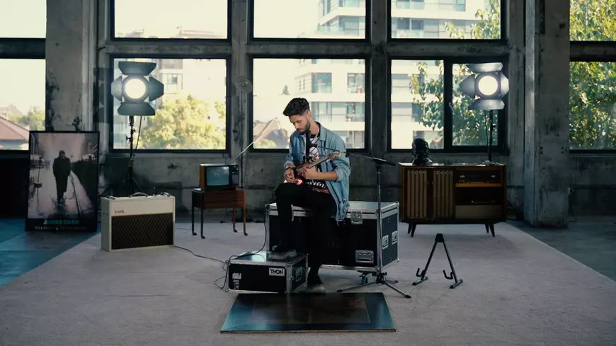 Ce fac vedetele când #stauacasă! Izolarea i-a adus aminte lui Edward Sanda de începuturile lui în muzică. “M-am întors în trecut, când făceam muzică din camera mea”