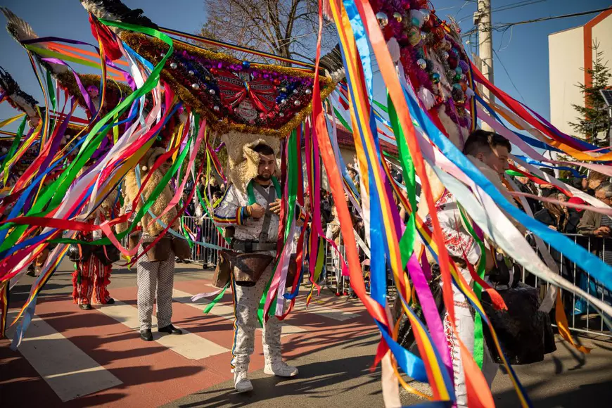 Epidemia de coronavirus, tratată cu umor la singurul „carnaval” din Ilfov. Cum s-au costumat oamenii