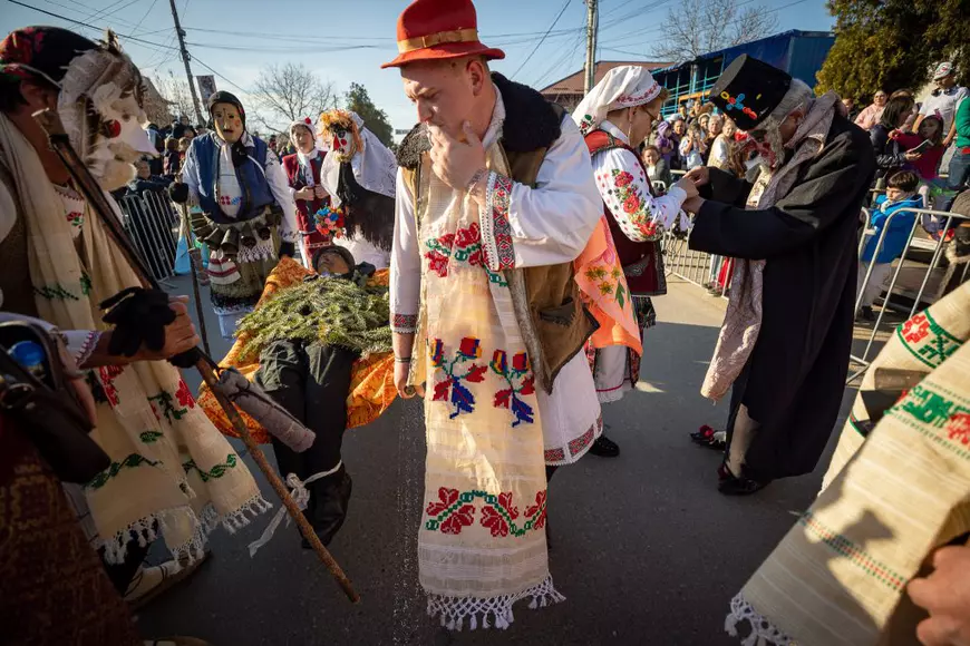 Epidemia de coronavirus, tratată cu umor la singurul „carnaval” din Ilfov. Cum s-au costumat oamenii