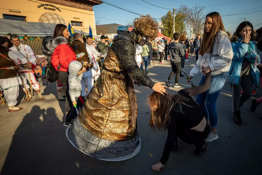 Epidemia de coronavirus, tratată cu umor la singurul „carnaval” din Ilfov. Cum s-au costumat oamenii