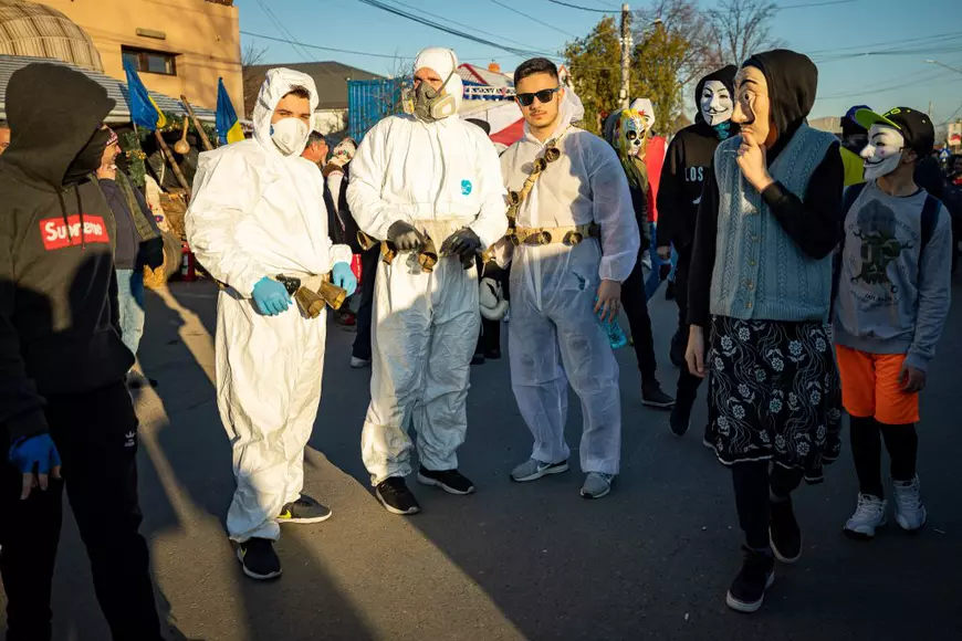 Epidemia de coronavirus, tratată cu umor la singurul „carnaval” din Ilfov. Cum s-au costumat oamenii