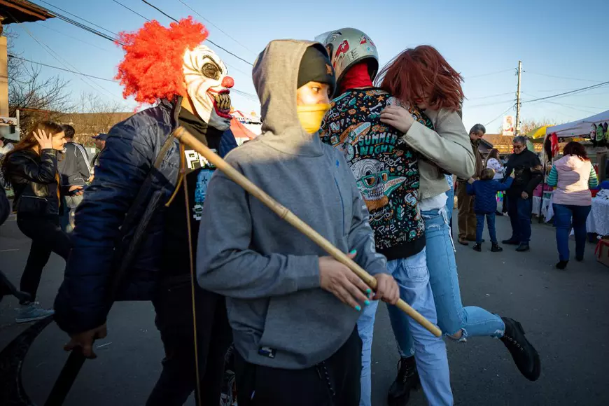 Epidemia de coronavirus, tratată cu umor la singurul „carnaval” din Ilfov. Cum s-au costumat oamenii