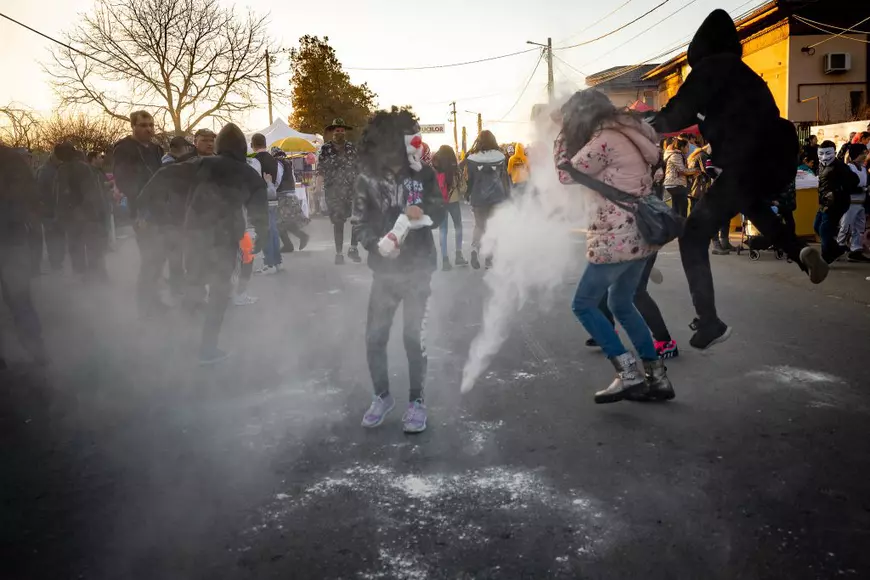 Epidemia de coronavirus, tratată cu umor la singurul „carnaval” din Ilfov. Cum s-au costumat oamenii