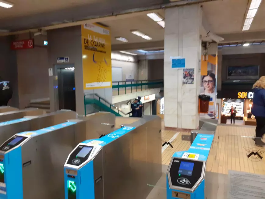 Polițiștii tolerează vânzătorii ambulanți de flori de la stația de metrou Pipera